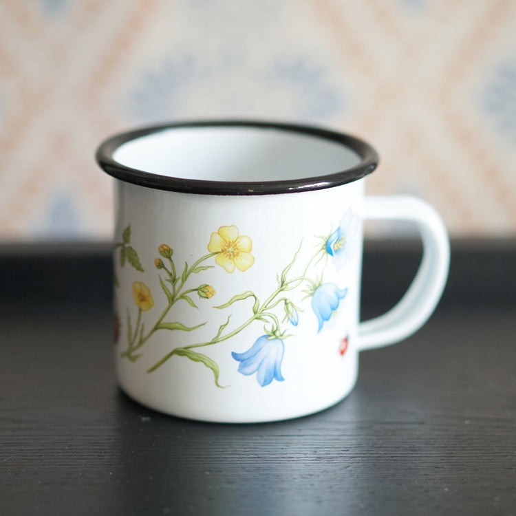 Tasse aus Emaille mit Motiv Sommer (hier Butterblume und Glockenblume) von Marie Stendahl erhältlich bei MYS