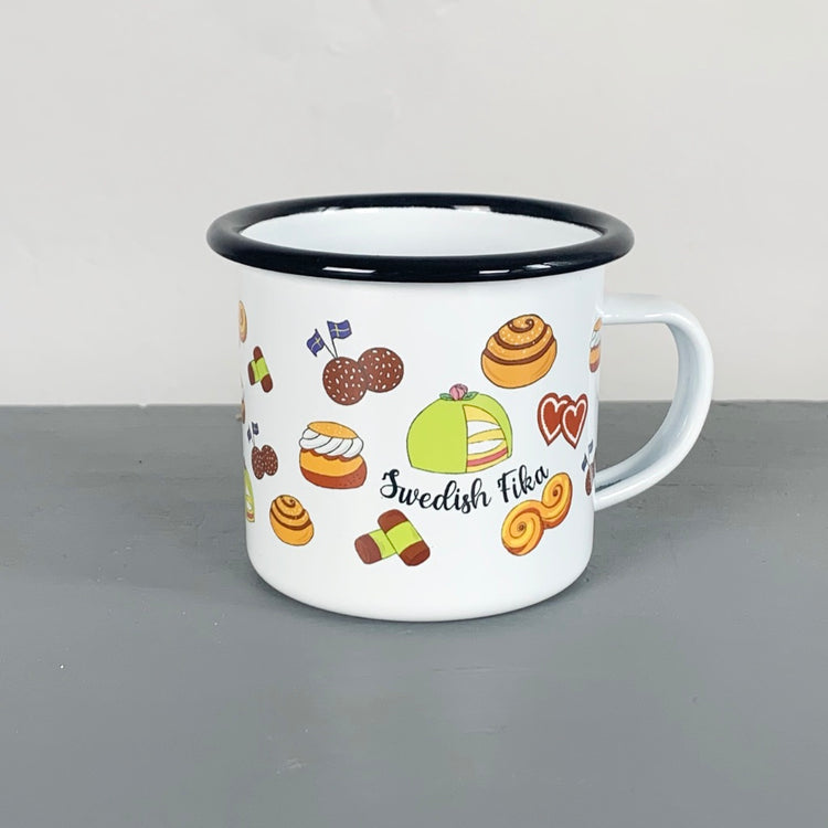 Emailletasse mit Dekor Swedish Sweets von Mellowdesign erhältlich bei Mys