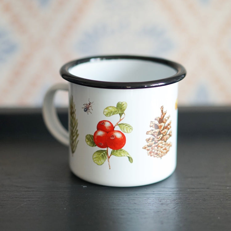 Tasse aus Emaille mit Motiv Wald (Preiselbeere und Zapfen) von Marie Stendahl erhältlich bei MYS