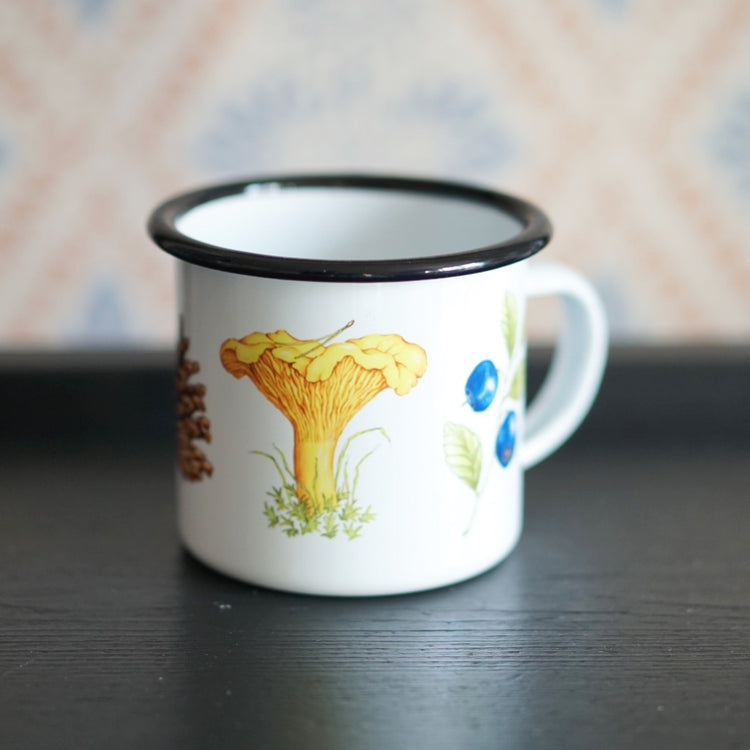 Tasse aus Emaille mit Motiv Wald (hier Pfifferling und Blaubeere) von Marie Stendahl erhältlich bei MYS