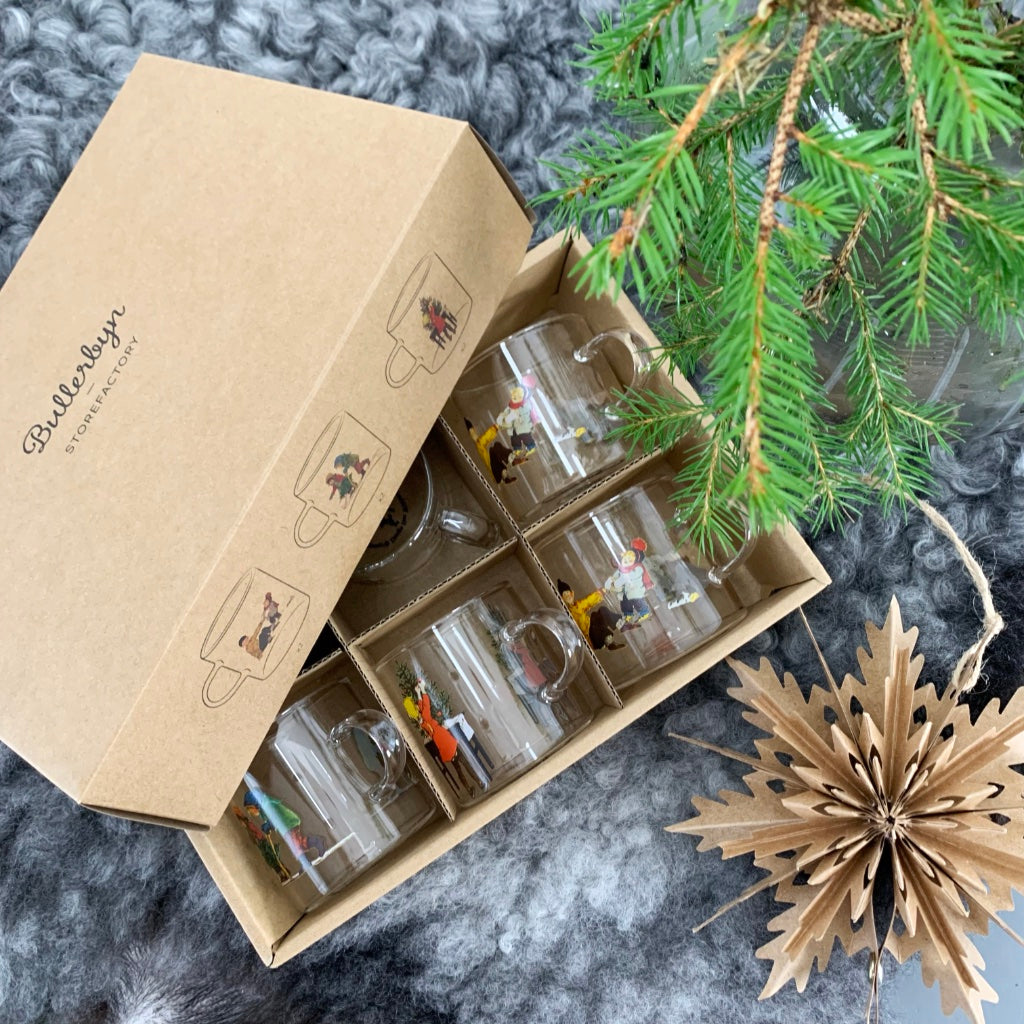 Glühweingläser Bullerbü auf Fell mit Weihnachtsdeko