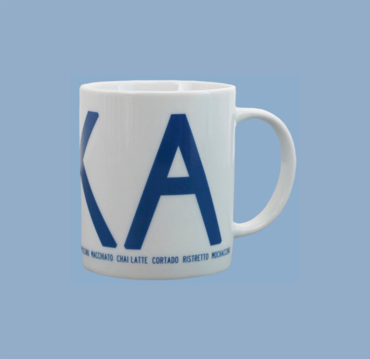 Tasse aus weißem Porzellan mit Aufschrift Fika in blau von I love design, man sieht nur KA