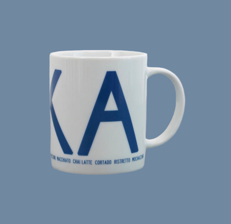 Tasse aus weißem Porzellan mit Aufschrift Fika in blau von I love design, man sieht nur KA