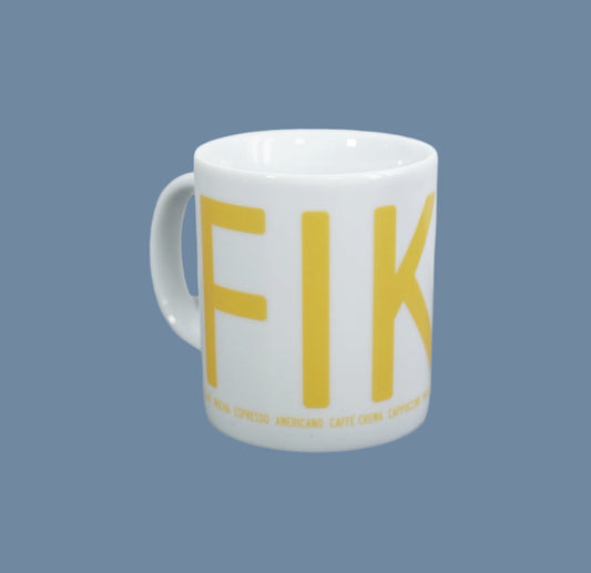 Porzellantasse weiß mit Aufschrift Fika in gelb von I love design, man sieht hier nur FIK