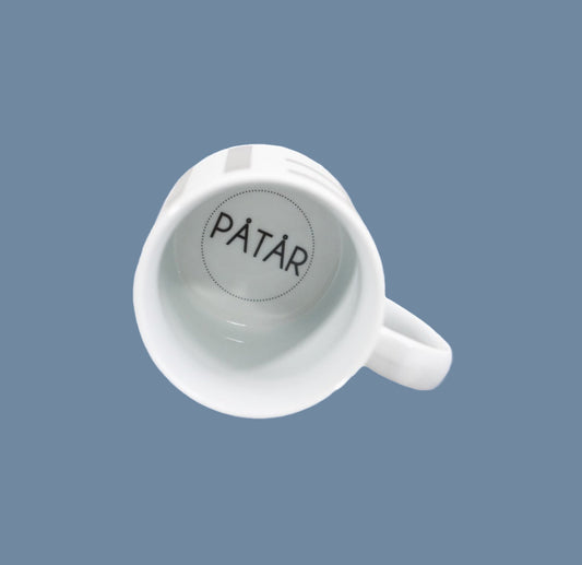 Blick zum Boden der weißen Porzellantasse, man sieht påtår