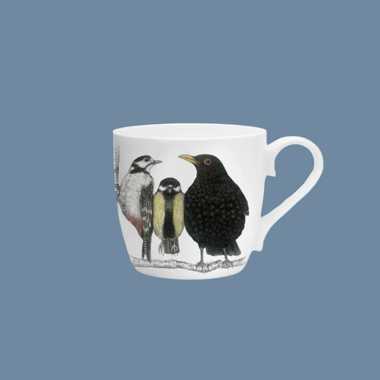 Tasse aus Porzellan mit drei Vögeln als Motiv - Specht, Meise und Amsel