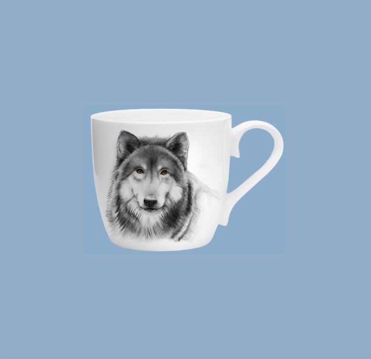 Tasse aus weißem Porzellan mit Motiv Wolf von Charlotte Nicolin