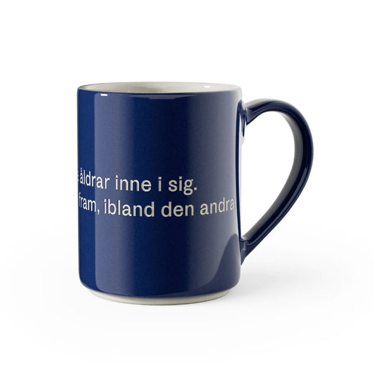 Dunkelblaue Tasse aus Steingut mit Zitat von Astrid Lindgren