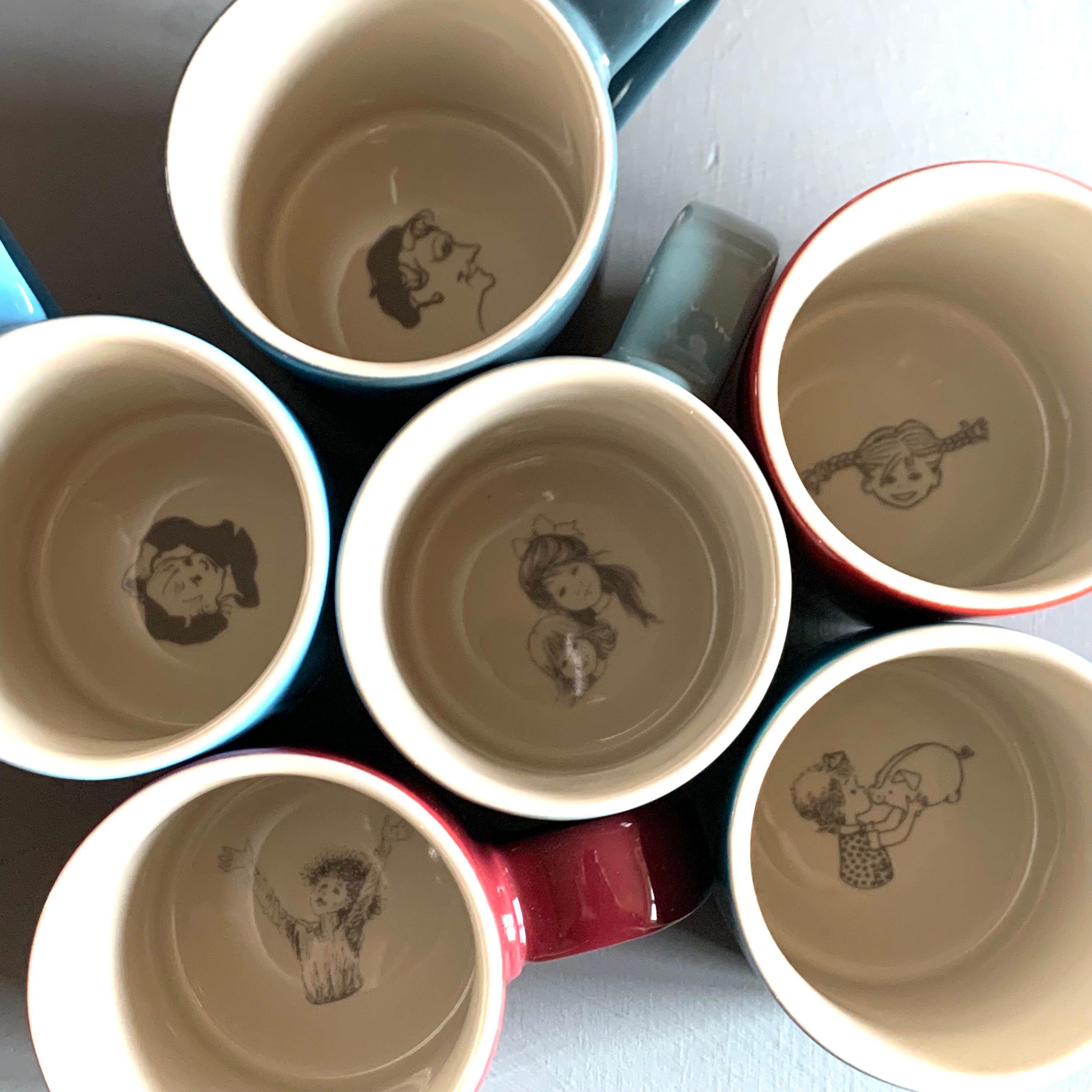Blick in einige der Tassen mit Zitat, Madita, Lotta, Pippi, Michel, Ronja, Astrid Lindgren