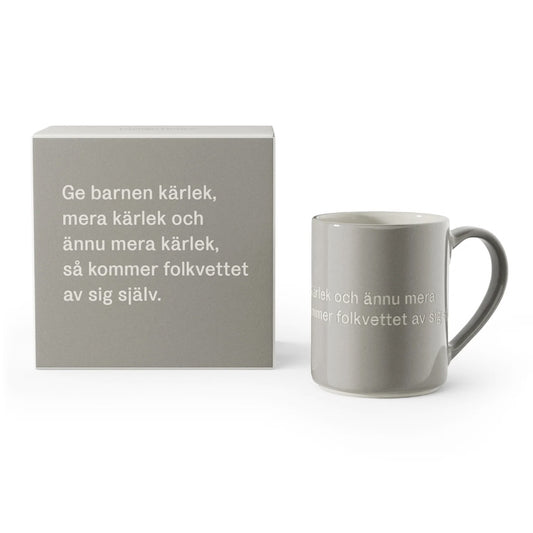 Graue Tasse aus Steingut mit Zitat von Astrid Lindgren samt der Verpackung mit ebendiesem Zitat