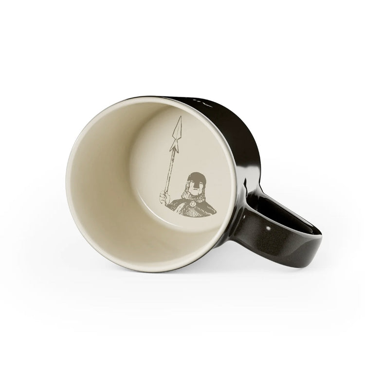 Schwarze Tasse aus Steingut Innen mit Wachsoldat aus Brüder Löwenherz von Astrid Lindgren
