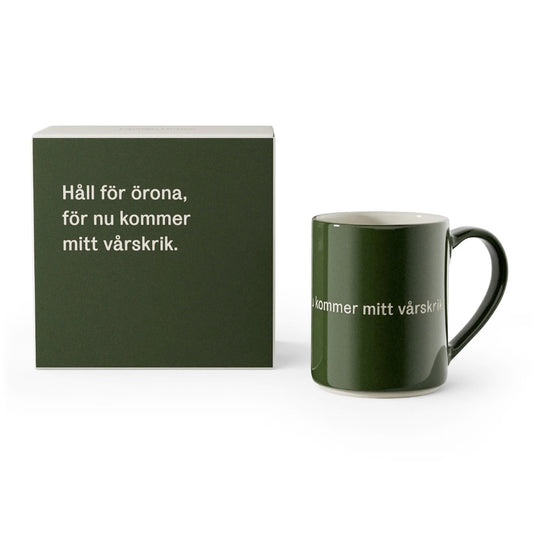Dunkelgrüne Tasse aus Steingut mit Zitat aus Ronja Räubertochter von Astrid Lindgren samt der Verpackung mit ebendiesem Zitat