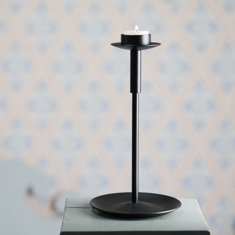 Kerzenhalter für Teelichter aus schwarzem Metall von Våges auf dem Leuchter Fat26