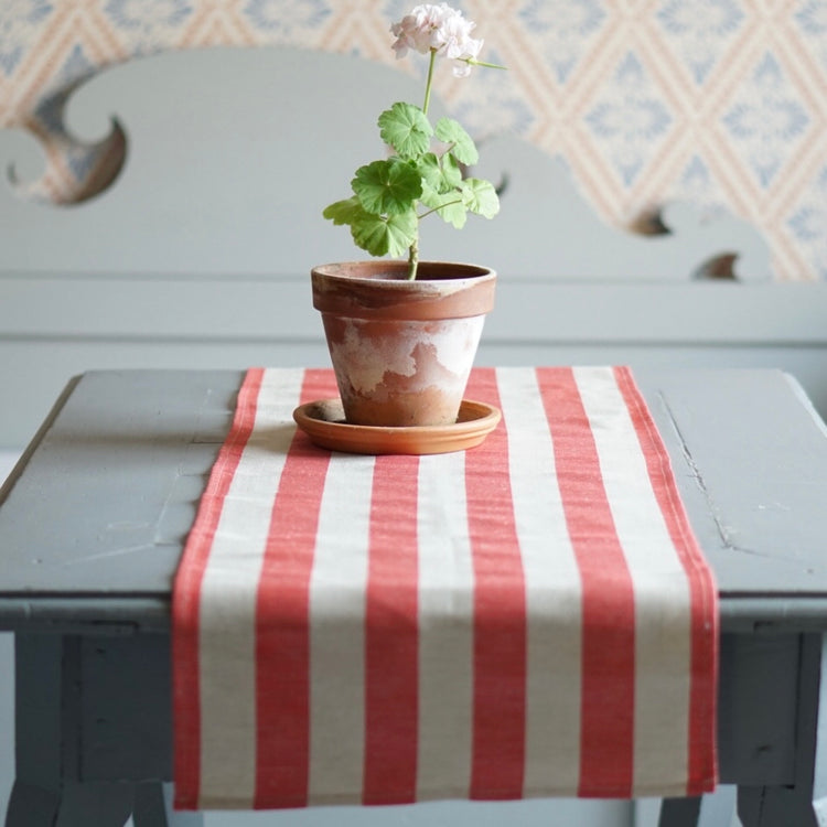 Tischläufer Halbleinen Streifen rot auf Tisch mit Blumentopf