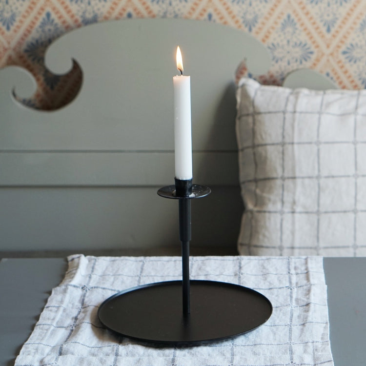 Tischläufer Classic in grua auf Tisch vor Küchensofa liegend, ein Kerzenleuchter in Metall steht auf dem Tisch