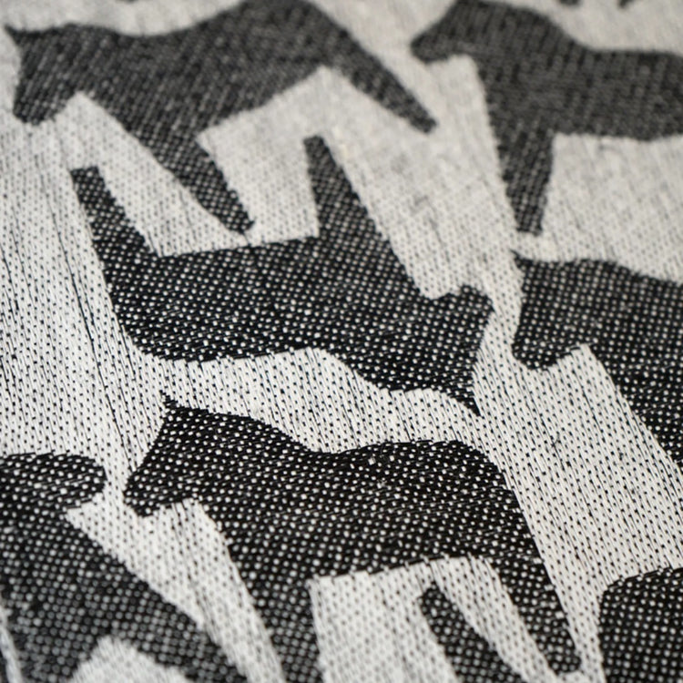 Detail des Tischläufers Dalahst aus Leinen in schwarz von Klässbols linneväveri erhältlich bei MYS