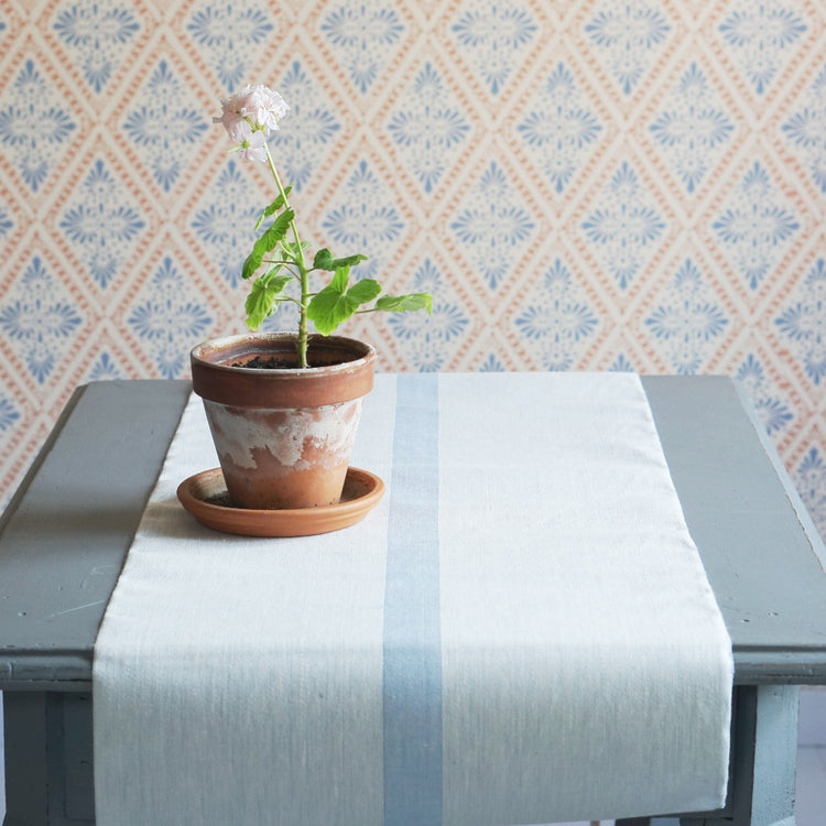 Tischlaeufer_Leinen_Klaessbols_Linjal_hellblau_auf_Tisch_Mys_Shop