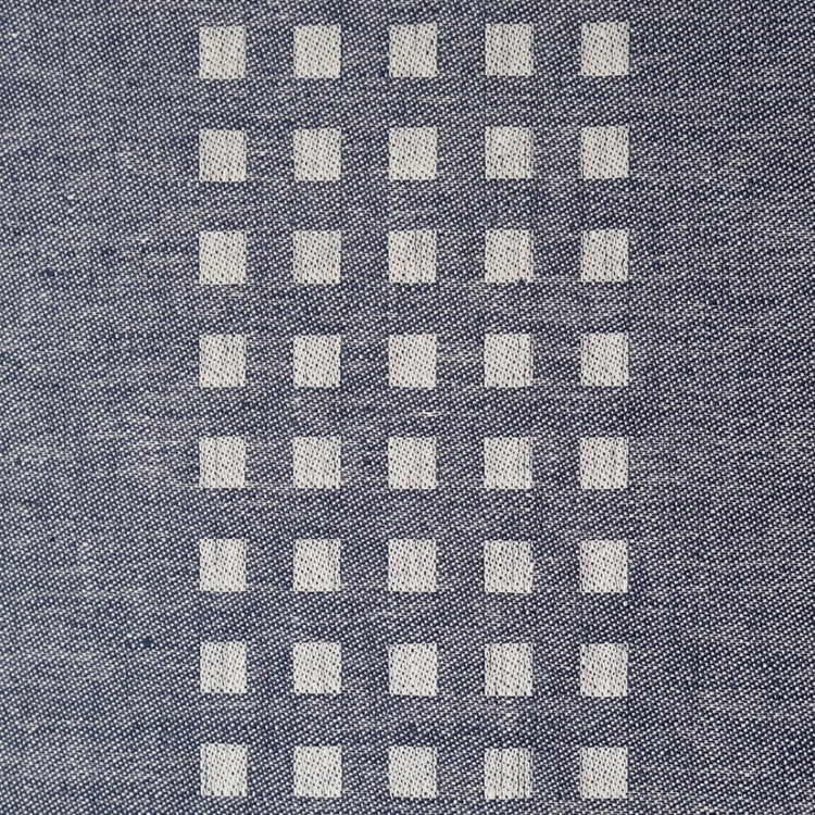 Detail des Tischläufers Solliden aus Leinen in marineblau von Klässbols linneväveri erhältlich bei MYS