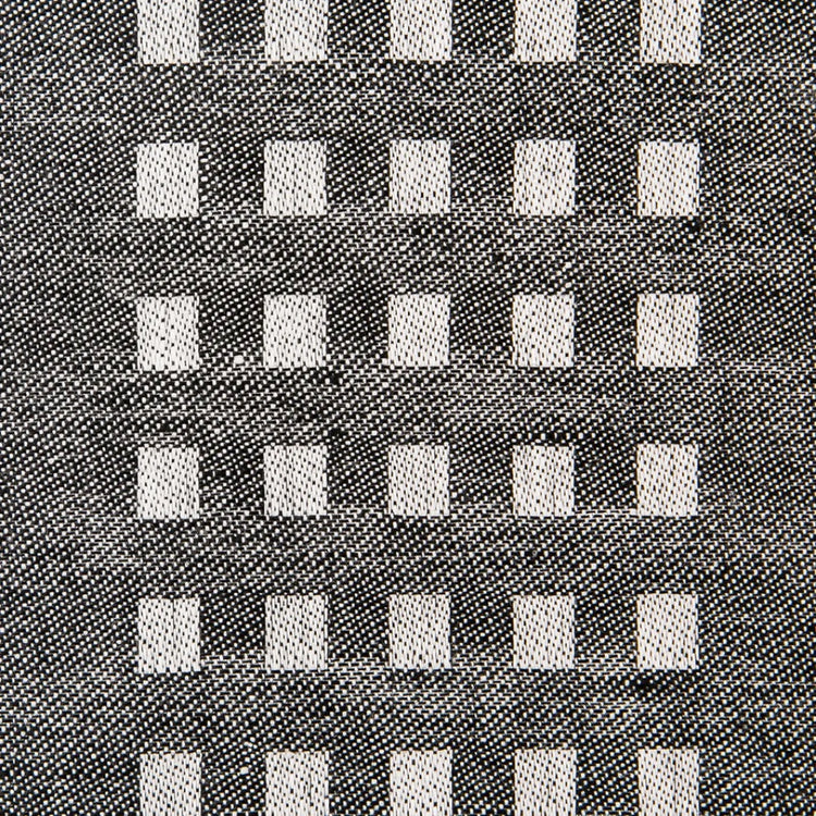 Detail des Tischläufers Solliden aus Leinen in schwarz von Klässbols linneväveri erhältlich bei MYS