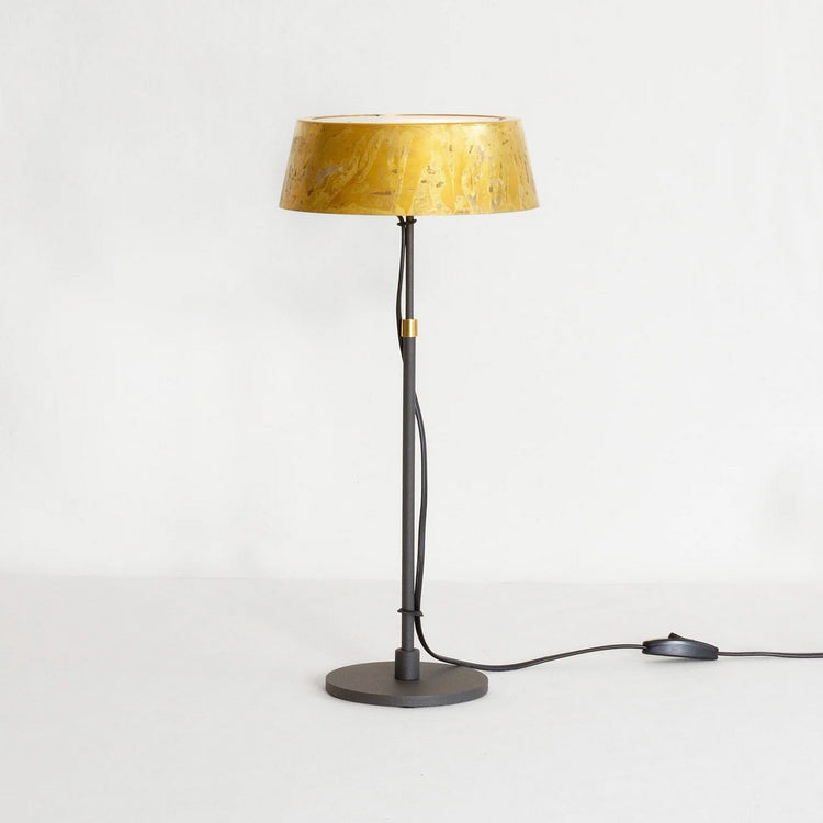 Tischlampe Karl groß min schwarz mit Messingschirm von Zlamp