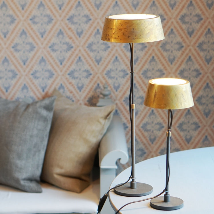 Zwei Lampen Karl , groß und klein, auf Tischchen neben dem Küchensofa