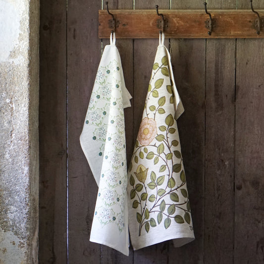 Leinen Handtücher Tjolöholm und Skir an einer Hakenleiste