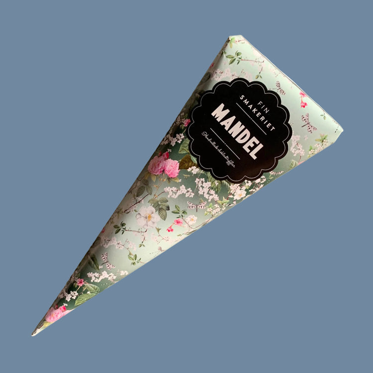 Grüne Papierspitztüte mit floralem Dekor und Aufschrift Mandel