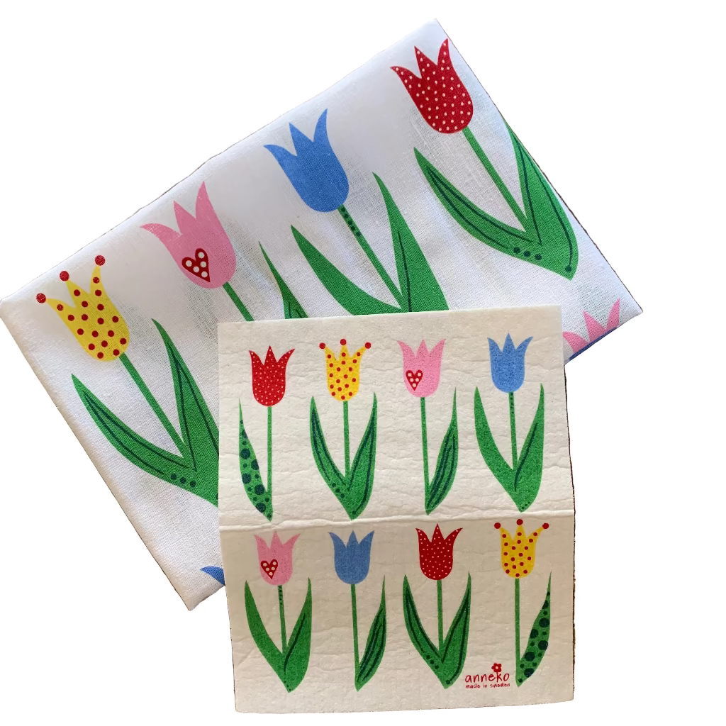 Geschenkset Tulpen Geschirrtuch und schwedisches Spültuch aufgeklappt vor weißem Hintergrund