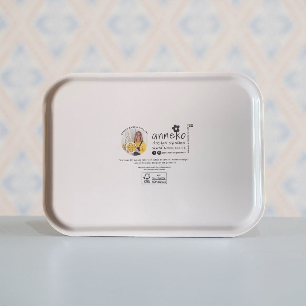 Rückseite des Holztabletts Tulpen mit Info über Anneko Design auf Schwedisch und Englisch