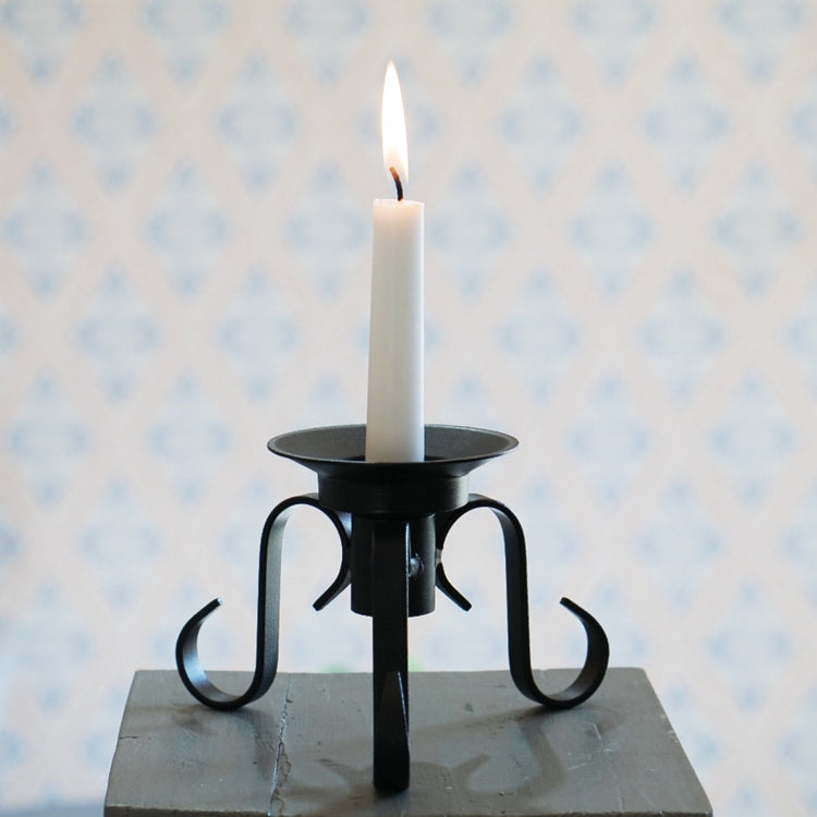 Kerzenhalter Vändbar mit brennender Tafelkerze, der Halter sitzt oberhalb der Füße