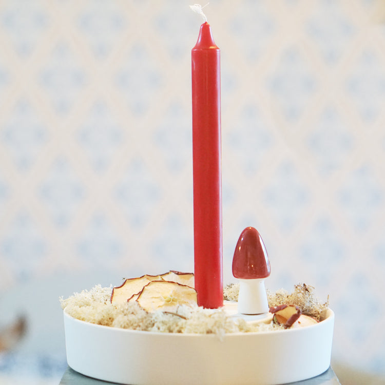 Kerzenhalter Valltorp aus weißer unglasierter Keramik mit Deko aus Moos und getrockneten Apfelscheiben, einer roten Kerze und einem kleinen Keramikpilz mit rotem Hut