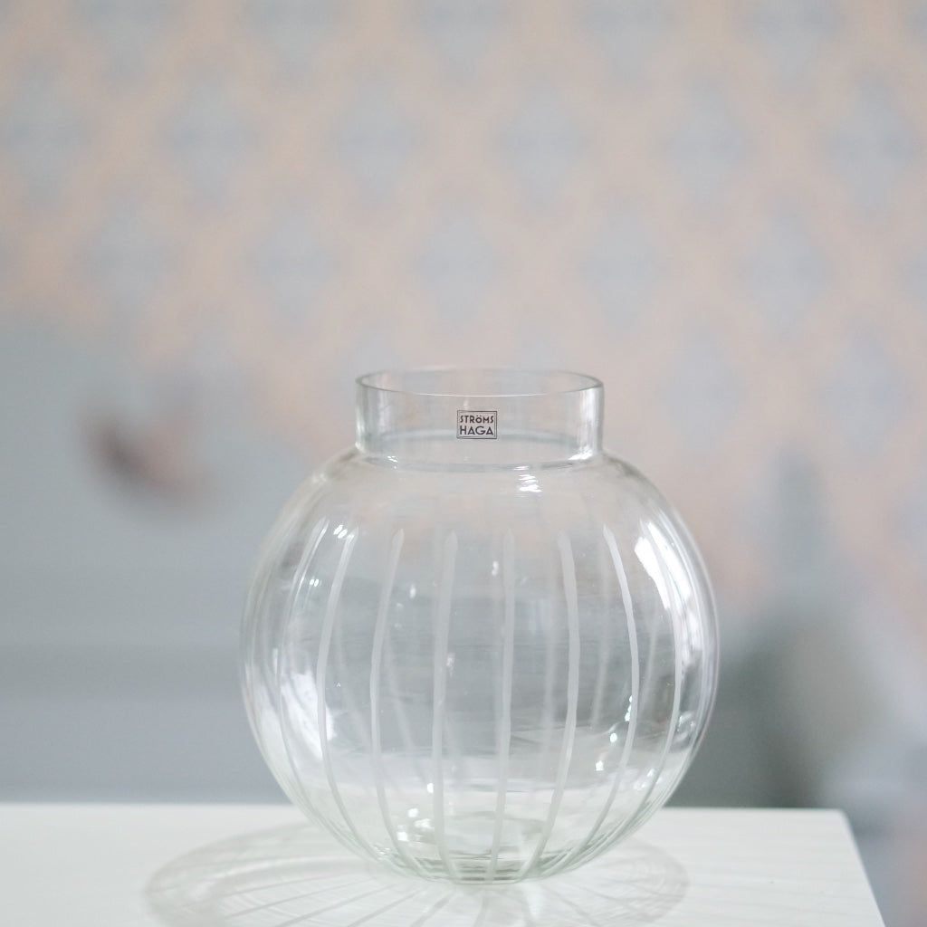 Vase Alinde aus Glas klein vor Schwedentapete