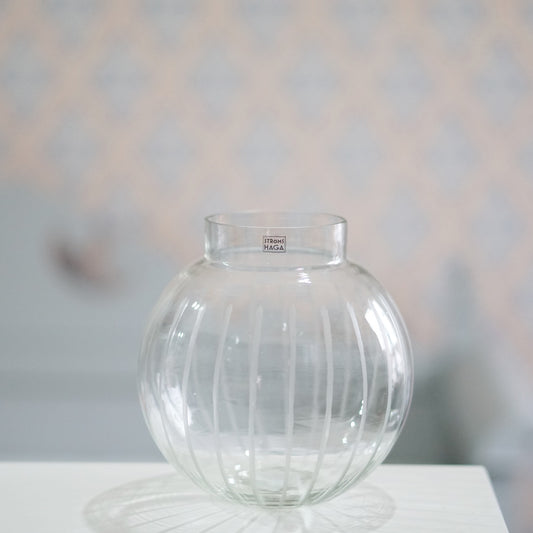 Vase Alinde aus Glas klein vor Schwedentapete