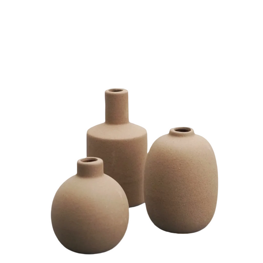 drei Vasen Modell Albacken in braun aus Keramik vor blauem Hintergrund
