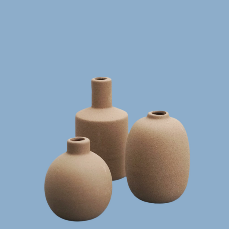 drei Vasen Modell Albacken in braun aus Keramik vor blauem Hintergrund