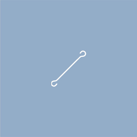 S förmiger Haken in weiß vor blauem Grund