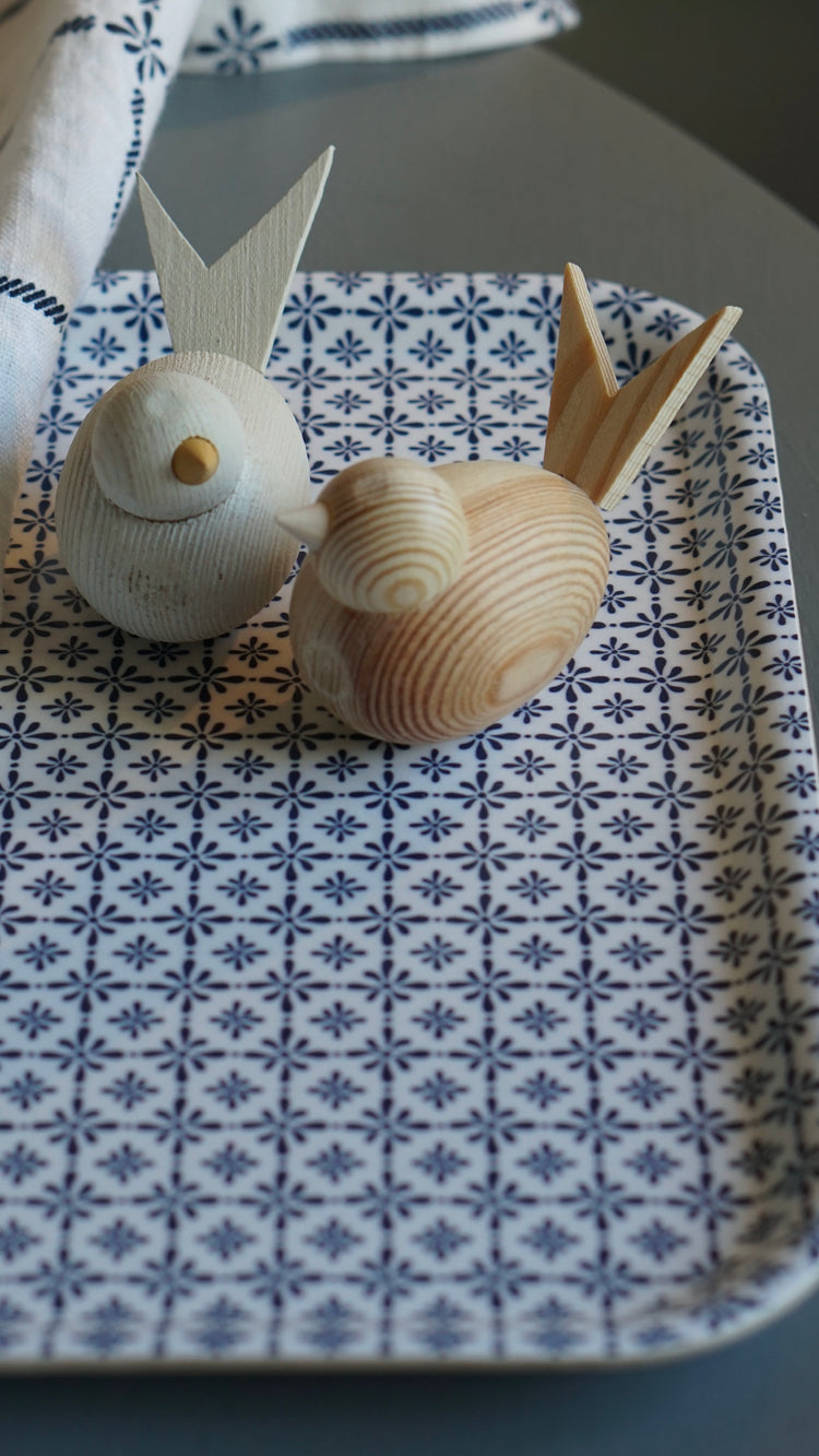 zwei Vögel aus Holz auf Tablett Destiny