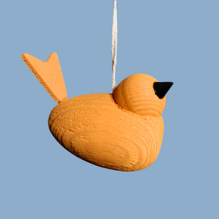 Vogel aus Holz mit Band in orange