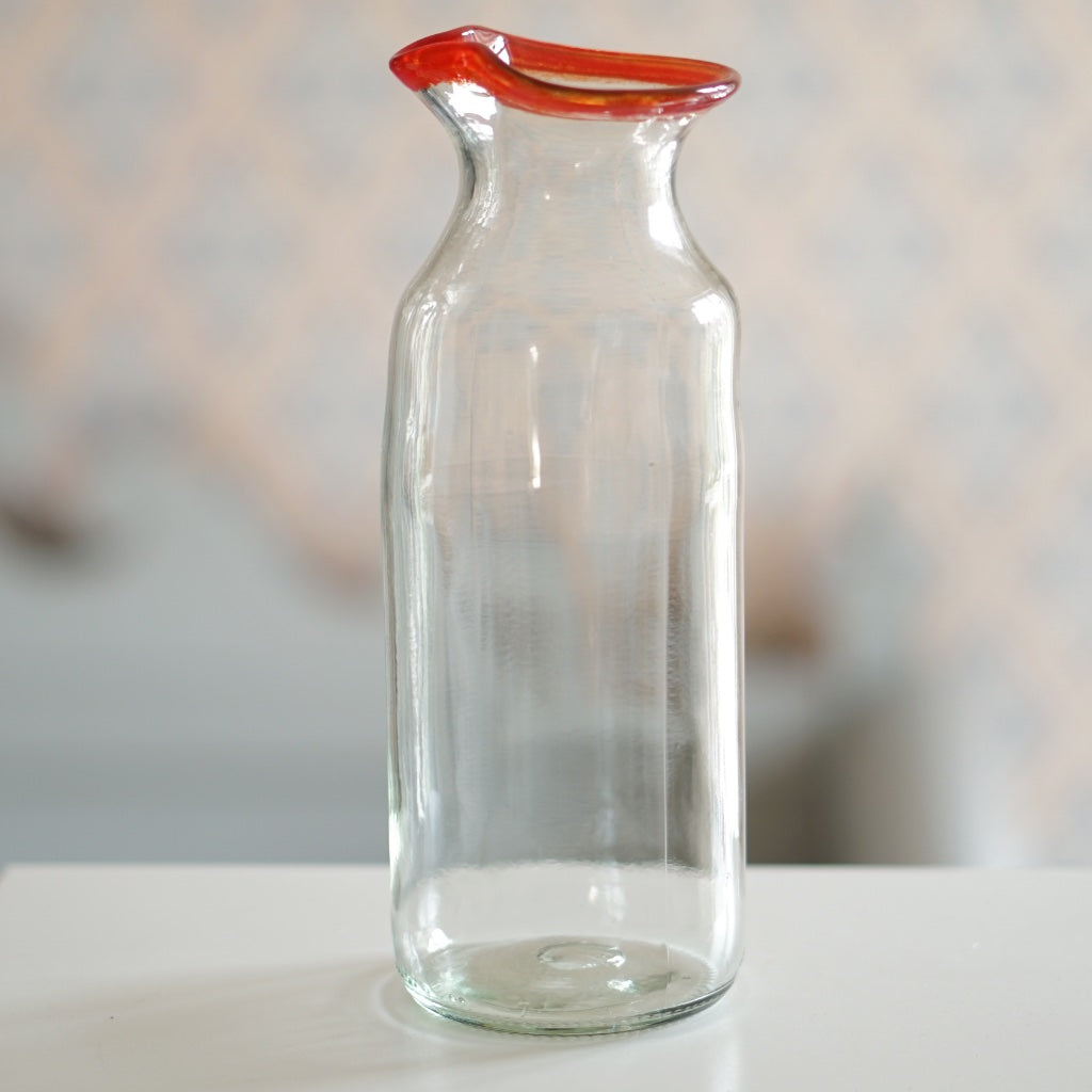 Wasserkaraffe aus Glas mit rotem Rand