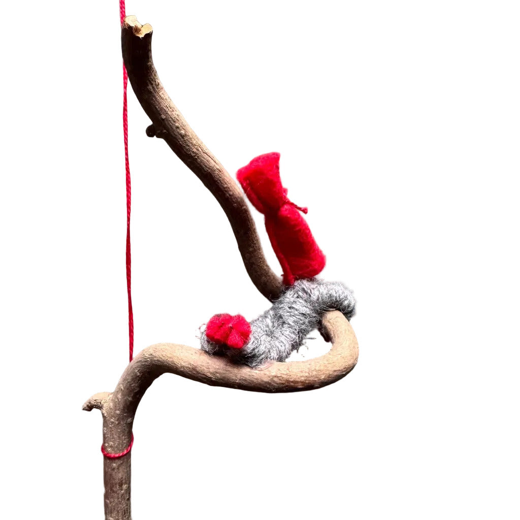 Detail der Weihnachtsdeko mit Wichteln auf einem Zweig