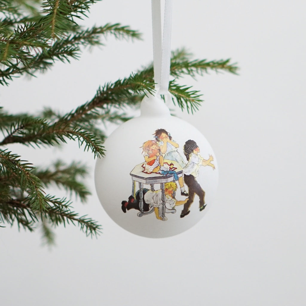 Weihnachtskugel aus Glas mit Bullerbümotiv Versteckspiel