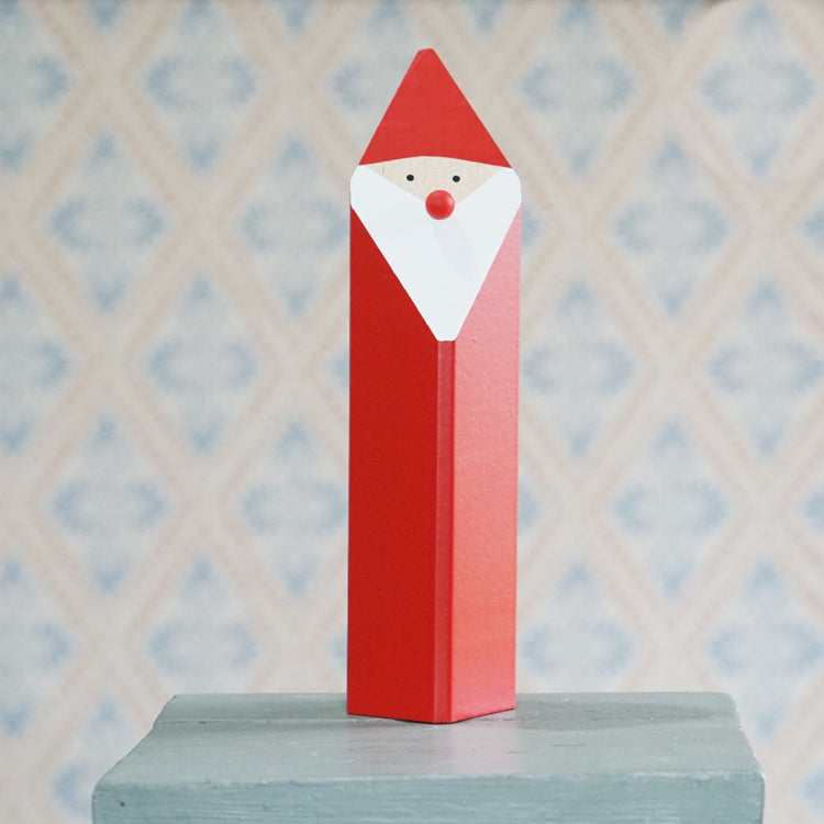 großer Wichtel mit quadratischer Grundfläche, Gesicht, Bart und Mütze sind auf abgeschrägter Oberseite aufgemalt, mitten im Gesicht sitzt eine runde, rote Nase