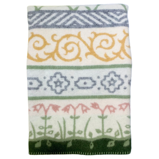 Wolldecke aus Lammwolle Linnaeus von Kerstin Landström zusammengefaltet