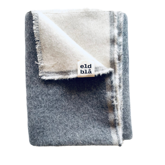 Wolldecke Upside down weiß/grau zusammengefaltet