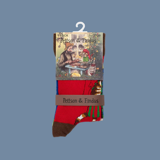 Socken Findus schmückt den Weihnachstbaum mit Banderole