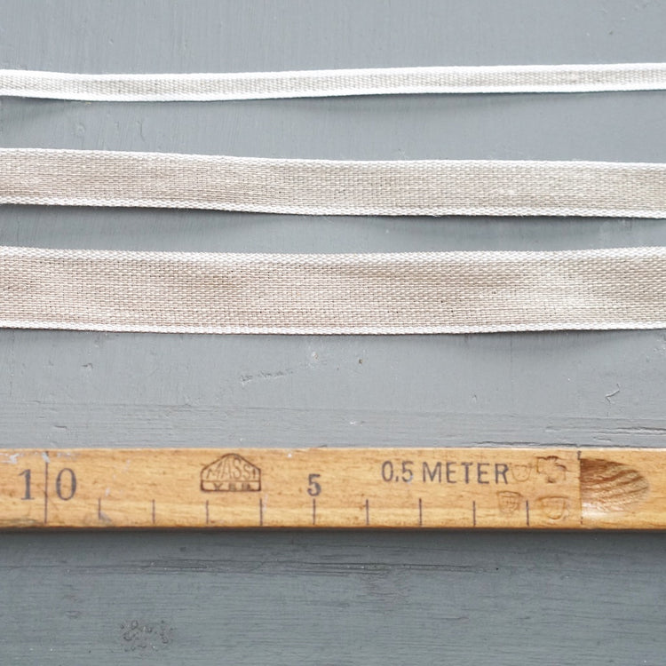 Band_Uni_mit_weissem_Rand_Leinen_Spegels_Mys-Shop