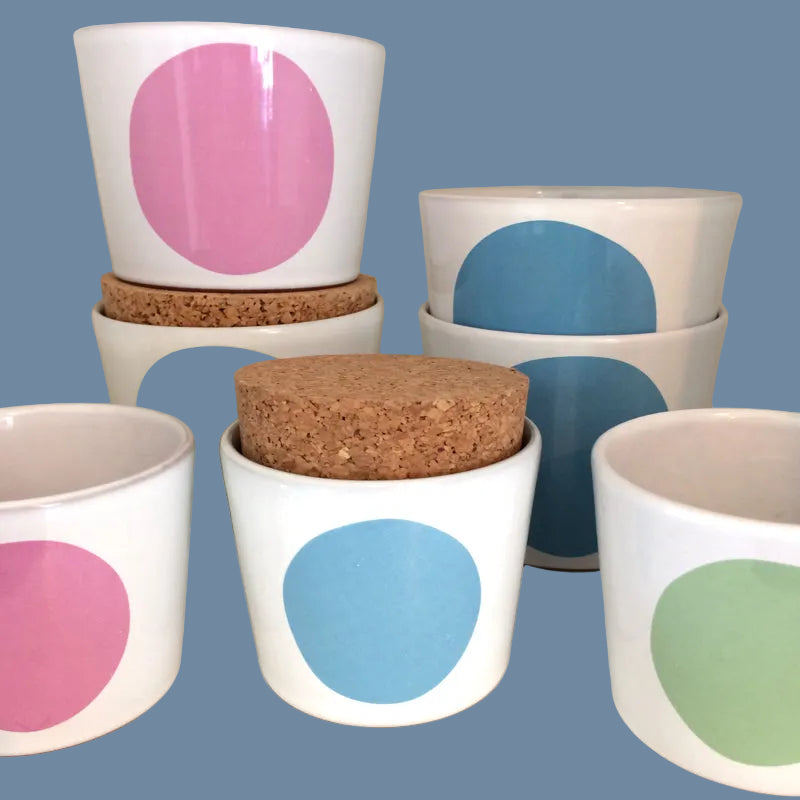 Becher aus Keramik mit Punkt von Lena Larsson erhältlich im Mys-Shop