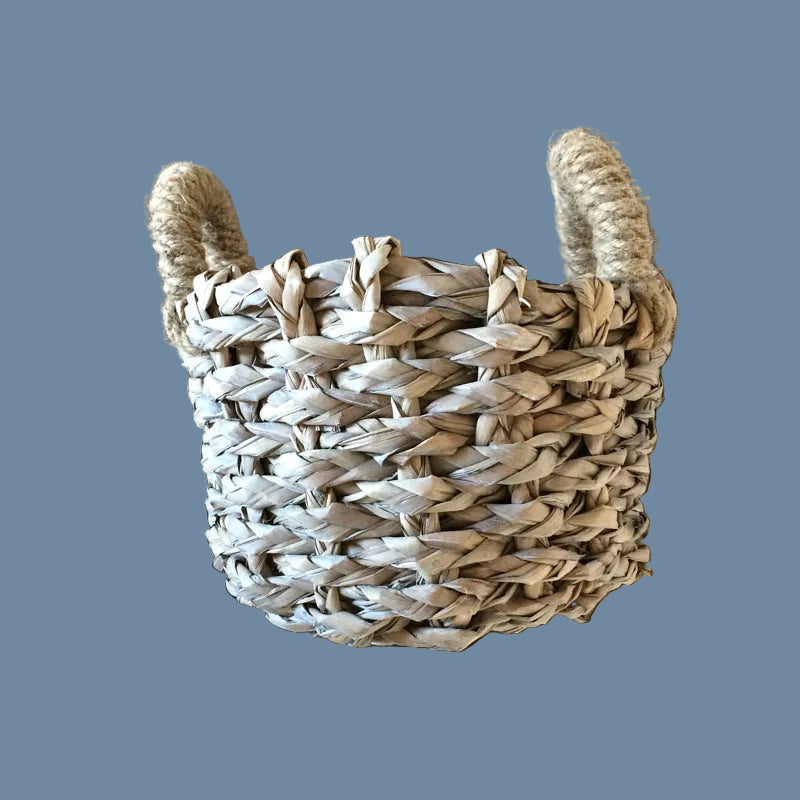 kleiner Korb aus Sisal vor mysblauem Hintergrund
