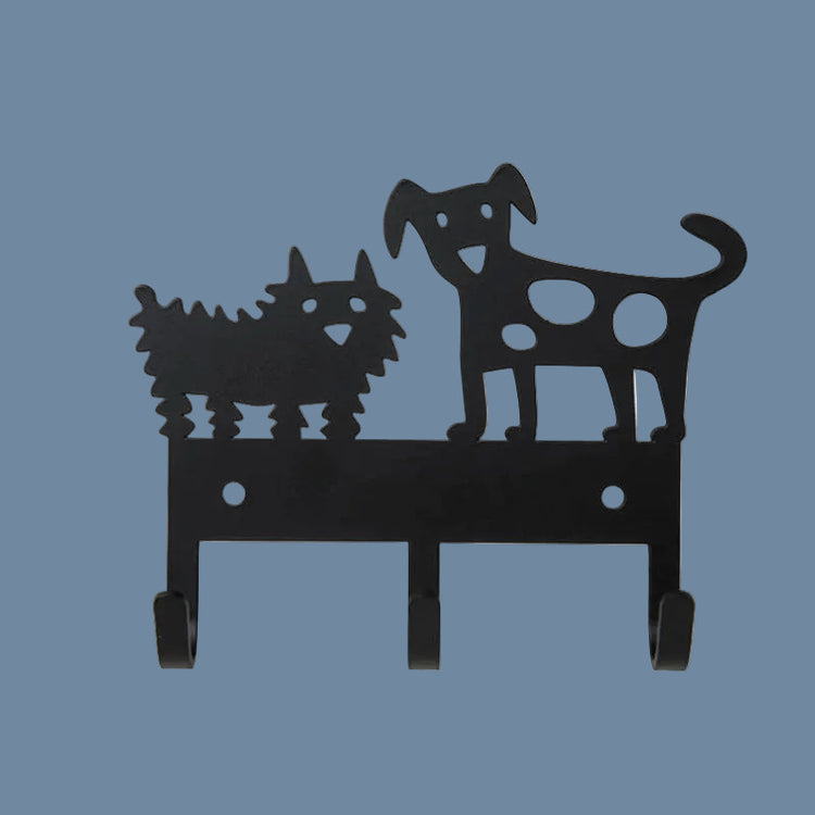 Hakenleiste mit drei Haken und mit zwei Hunden von Bengt und Lotta vor mysblauem Hintergrund