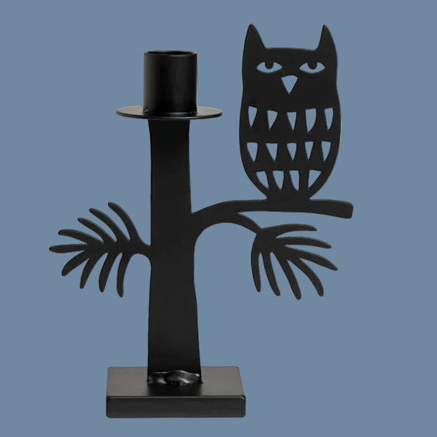Kerzenständer Eule aus Metall schwarz vor myslauem Hintergrund
